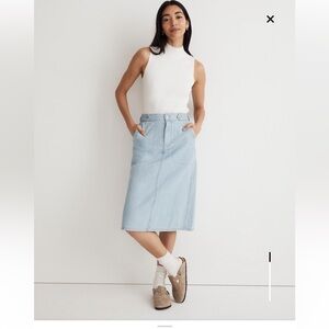 Denim Tab-Waist A-Line Midi Skirt in Lynnhaven Wash
Lynnhaven Wash